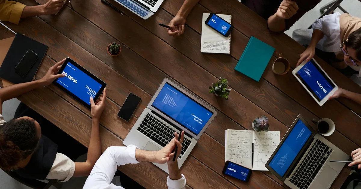 Equipo trabajando estrategia de redes sociales - Abeja Comunicación