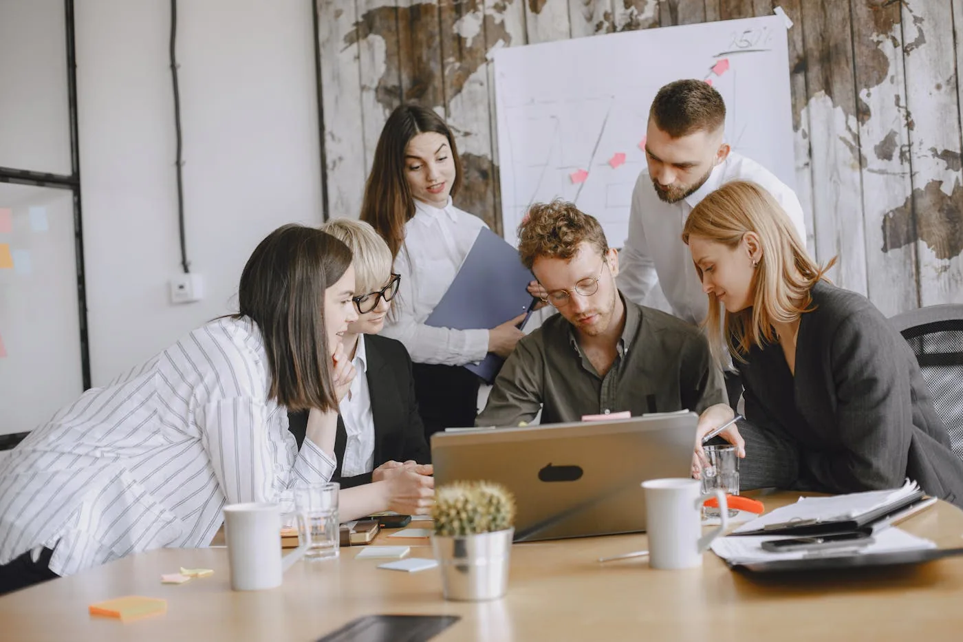 Equipo desarrollando propuestas creativas