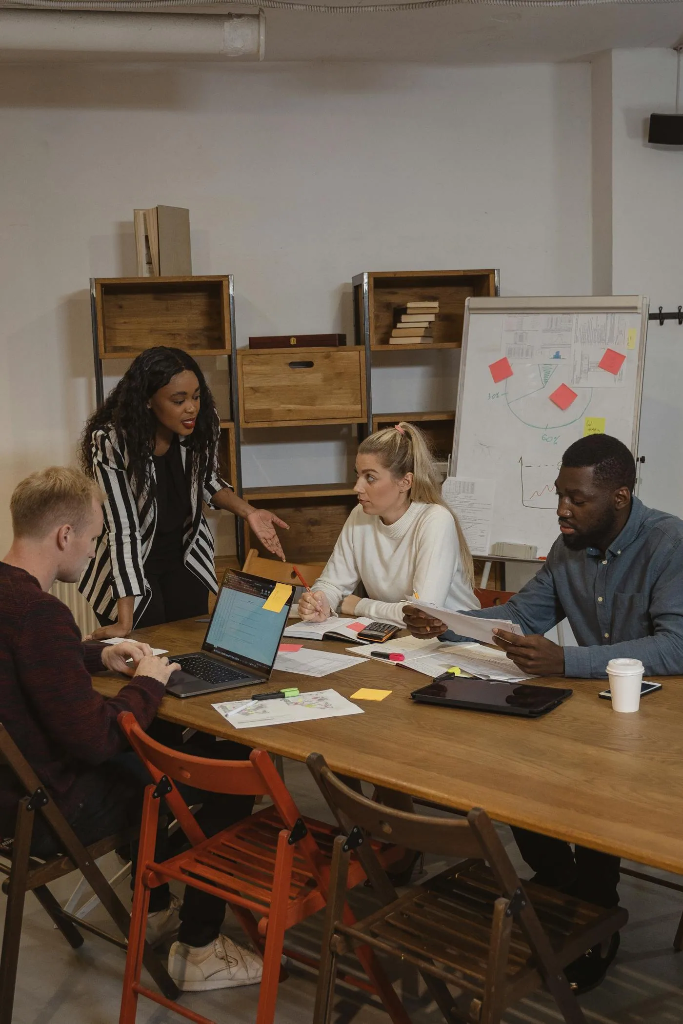 Equipo creativo analizando ideas